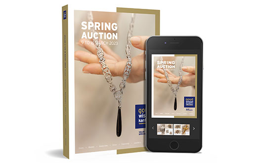 Frühjahrsauktion 9. bis 16. März 2023 - Mockup des Broschürenentwurfs mit Art Deco Sautoir Los 2628 in gedruckter und digitaler Version auf Smartphone
