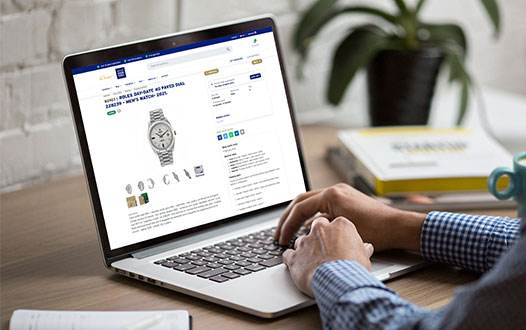 Frühjahrsauktion 9. bis 16. März 2023 – Online Auktionsplatform des Auktionshauses Gebot Los 2923 Herrenuhr Rolex Day Date in der Hand Weißgold und Zifferblatt mit Diamanten und blauen Saphiren Wie funktioniert das?